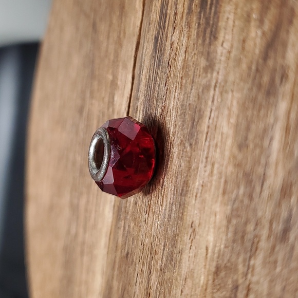 P132 sterling ruby's kiss facet charm - Picture 2 of 2